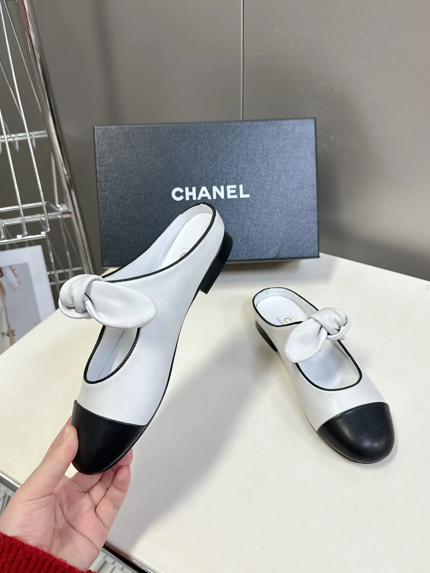 👟👟Ex-factory price 540👟👟 CHANEL Chanel Bow Elastic Strap Flat Shoes Bow Mary Jane shoes are so popular at first sight that you can wear them freely according to the weather changes! Put on socks to instantly transform into cute shoes for spring and summer! Transform into a magical princess in seconds 👸The upper is made of mixed sheepskin and tiptoe silk sheepskin. The foot feels super comfortable. The leather is very soft and skin-friendly. The genuine leather outsole imported from Italy Size: 35-41 (40 41 customized)